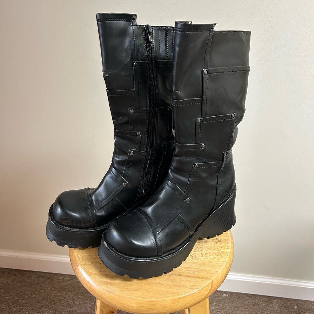 Skechers Black Women's Platform Boots Heel needs to be glued down as is